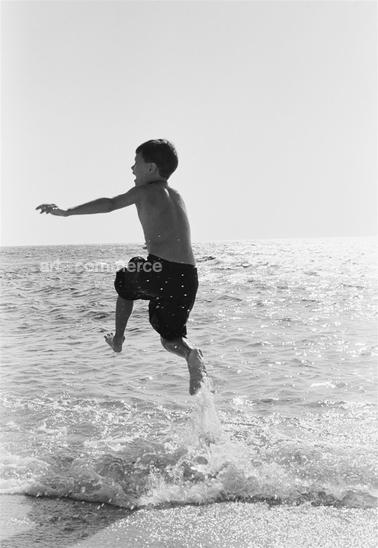 35.00.12.06 zander jumping .jpg