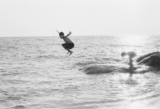 35.00.16.37 zander jumpin to water .jpg